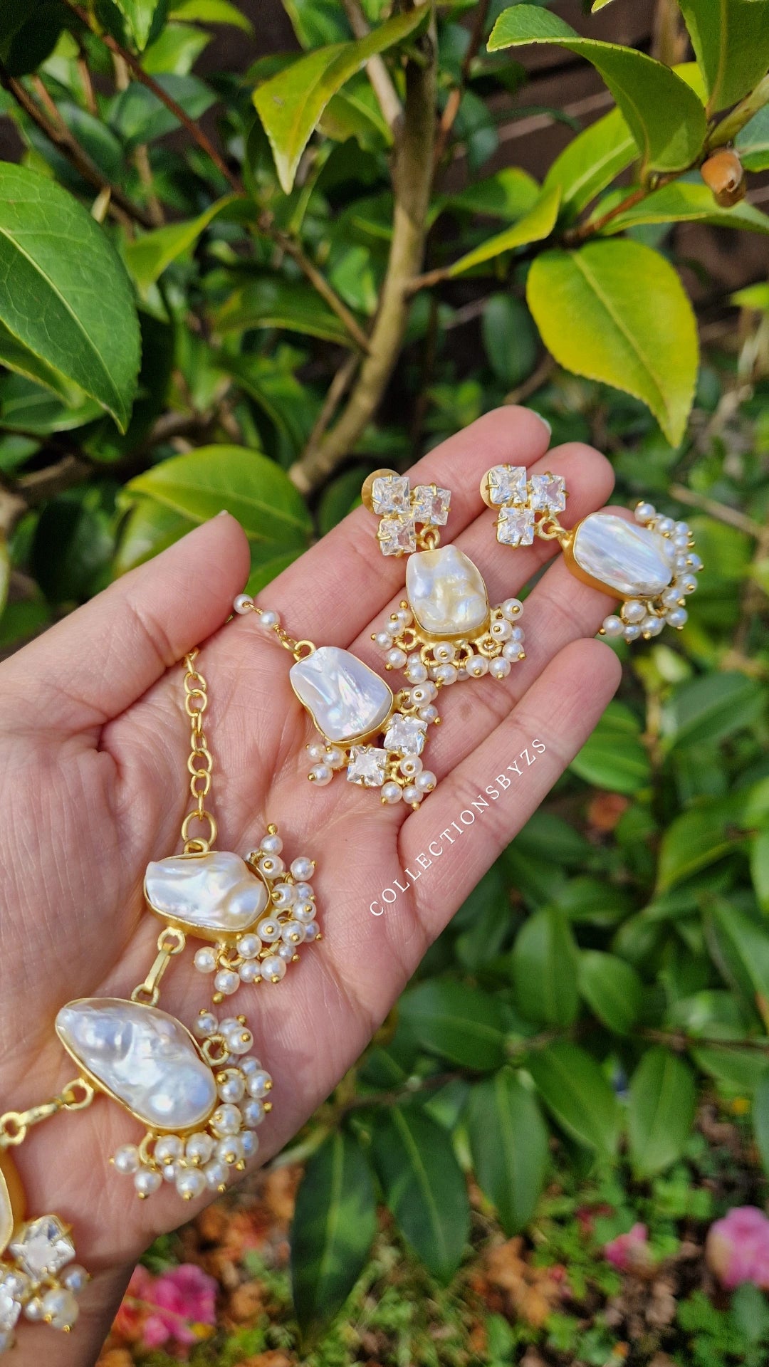 DUA- Small dainty yet Beautiful Elegant *Premium* Mother of Pearl Set.